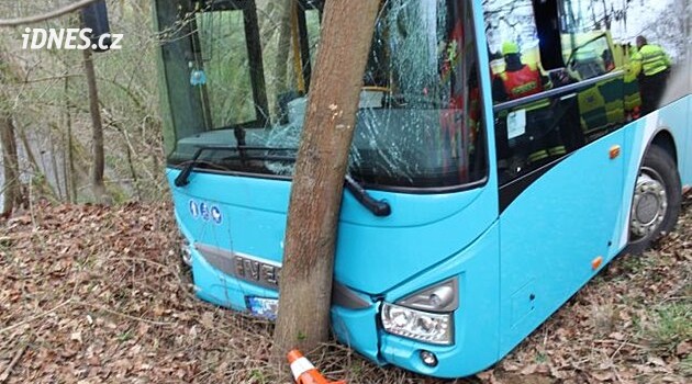 Opilý řidič autobusu vyjel ze silnice a narazil do stromu, přijde o práci