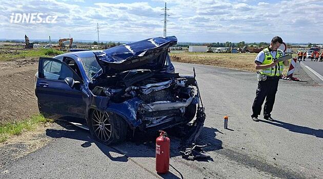 Policie stíhá řidiče, který opilý naboural do autobusu. Zranilo se dvacet lidí