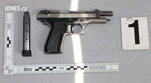 Pokladní benzinky se vzepřela lupiči s pistolí. Jeho reakce překvapila