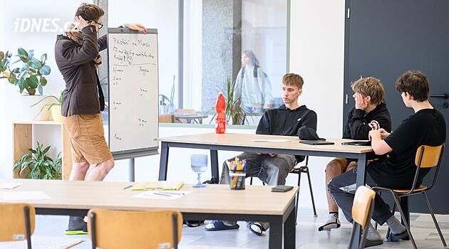 Ve Zlíně funguje základní škola bez tříd a lavic, místo učitelů jsou tu průvodci