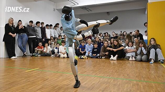 Škola získala humanoidního robota. Při uvedení předvedl Jacksona, Elvise i kung-fu