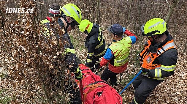 Dramatická záchrana na Šumpersku: k dělníkovi se lékař musel slanit z vrtulníku