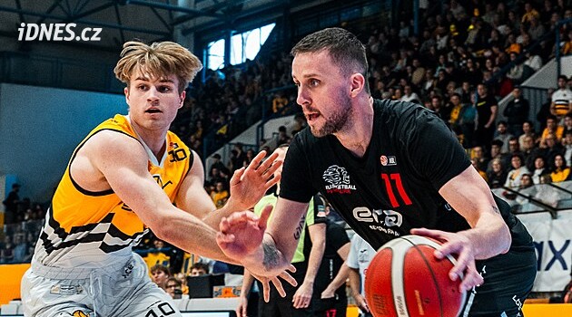 Opava, Děčín'i ön eleme turuna gönderdi. Písek kış stadyumunda neredeyse üç bin