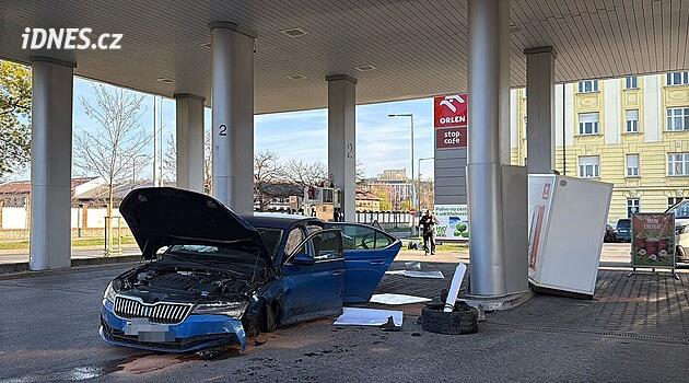 Nehoda dvou aut v Holešovicích. Jeden z řidičů naboural do čerpací stanice