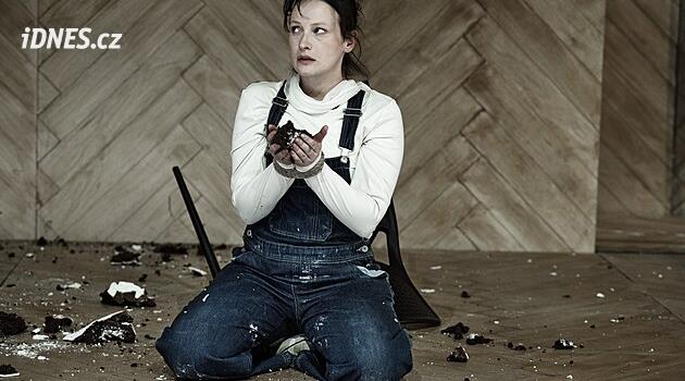 RECENZE: Sněhobílý dort vězněnou dívku neobměkčil. Dejvičtí hrají o manipulaci