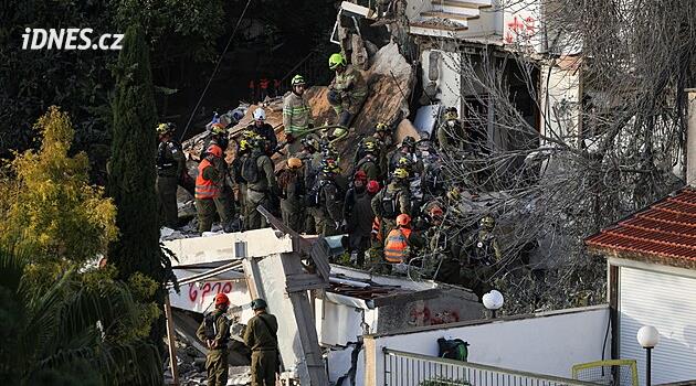 V izraelské Haifě íránská střela zasáhla obytný dům, nejméně dva lidé zemřeli