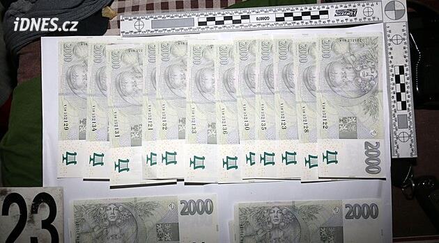 Polis Trutnovsk'ta bir eve girip 300.000 dolar çalan bir çifti tutukladı