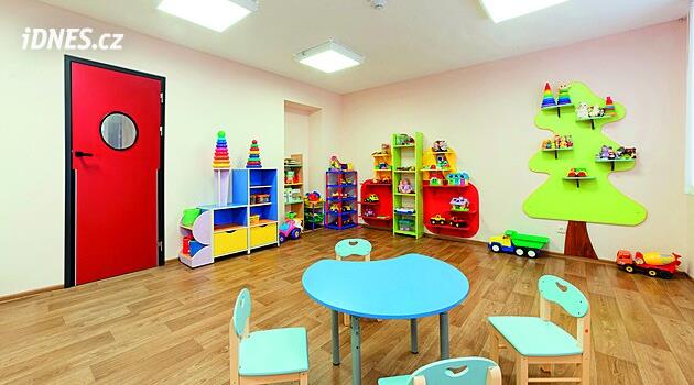 Bezpečné dveře pro školy a školky: Kde končí strach z přiskřípnutých prstů?