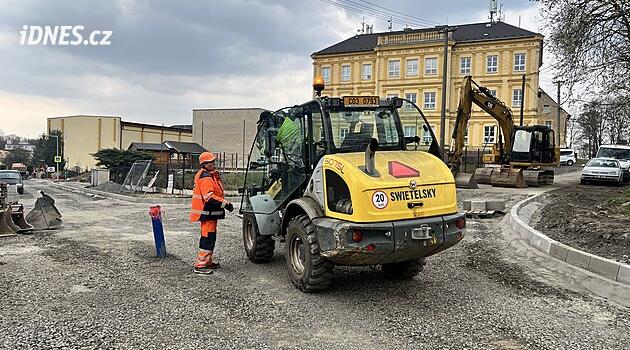 Cheb'de yol işçileri Tesko yakınlarında yoğun bir kavşağı yeniden inşa edecek