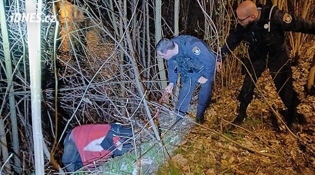 Karlovy Vary'de bir adam hendeğe düştü, polisler yardım etti