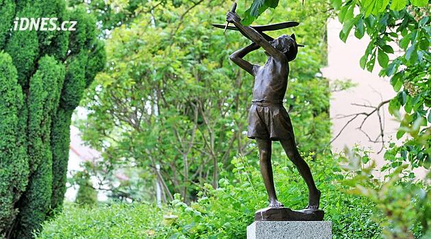 Na bronzovou sochu chlapce s letadlem se složili lidé, teď ji někdo ukradl