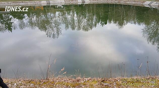 Sarhoş bir sürücü, arabasını Kaznějov yüzme havuzunda boğdu
