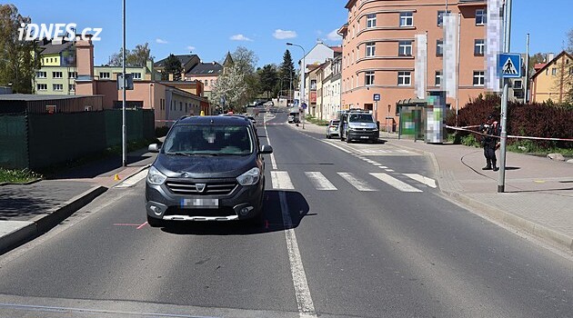 Yaya geçidinde otomobilin çarptığı kadın ve çocuk hayatını kaybetti