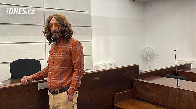 Bůh šašek v paruce. Tentokrát ho viní z urážení sociálních pracovnic i soudkyně