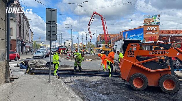 Yeni Tiyatro'nun yeniden inşası sona eriyor. Ancak şimdilik şehir uzun kuyruklarla boğuşuyor