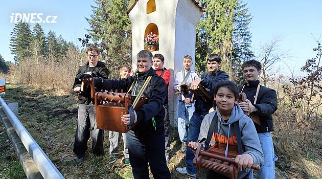 Šabin'deki çocuklar eski geleneği sürdürüyor; çanların yerine çıngıraklar koyuyorlar