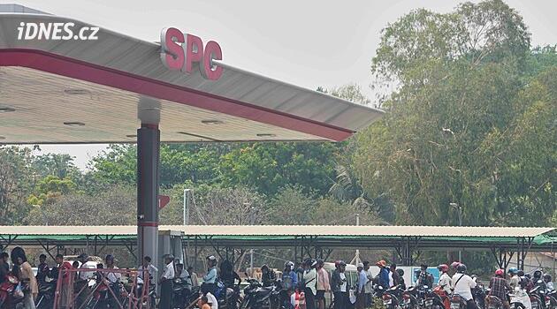 Když se z benzinu stane nedosažitelný luxus. Myanmar je zemí front bez konce