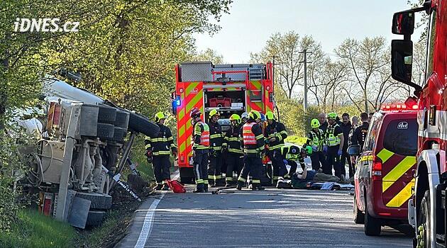 V Cholupicích se převrátila cisterna do příkopu, zraněného řidiče museli vyprostit