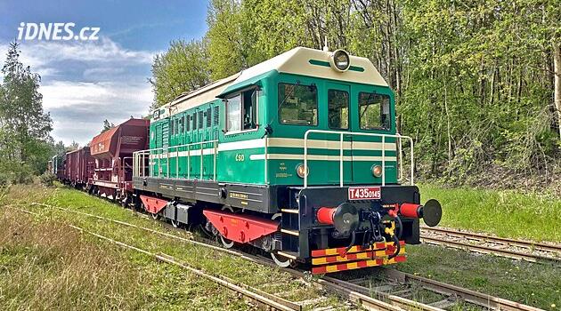 Na co zírá mašinfíra: Karlovarskou kaolinovou lokálkou až k hradbě Krušných hor