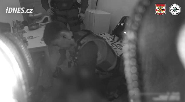 Muž zkolaboval po požití alkoholu a fentanylu. Oživovala ho policie i záchranka