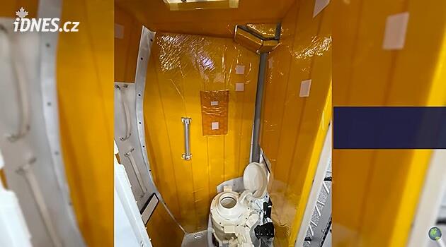 Další problémy se záchodem na palubě Orionu. Co řeší astronautka-instalatérka