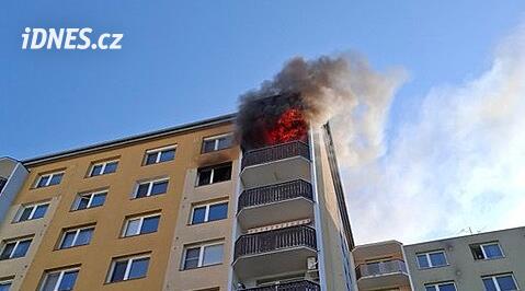 V Prostějově hořel byt. Tři lidé se nadýchali kouře, převzali je záchranáři