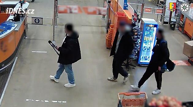 Koupili kladivo, pak s ním v Praze vykrádali obchody i trafiky