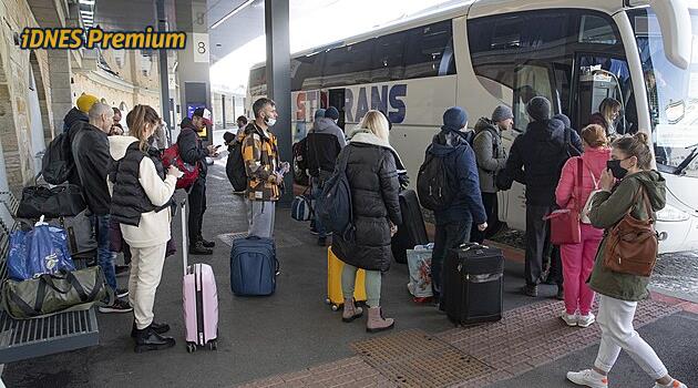 Ukrajinci v Česku podvádějí s dávkami. Tvrdí, že jsou uprchlíci, přitom žijí jinde