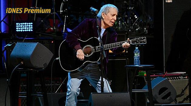 RECENZE: Paul Simon v Praze vzpomínal na Havla a vrátil Voňkové vypůjčený nástroj