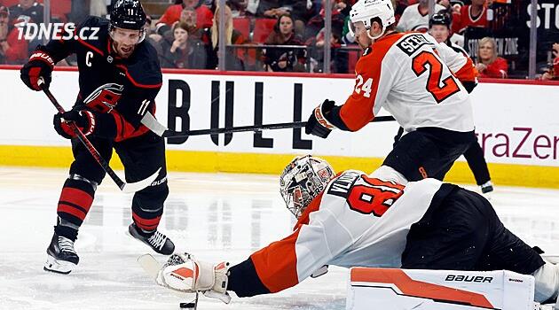Philadelphia, NHL play-off'larının 2. turunun başında Carolina'ya yenildi.