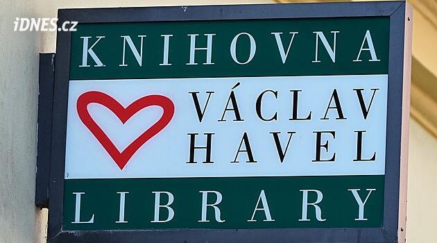 Z Knihovny Václava Havla někdo odstranil obě loga. Pachateli hrozí pokuta