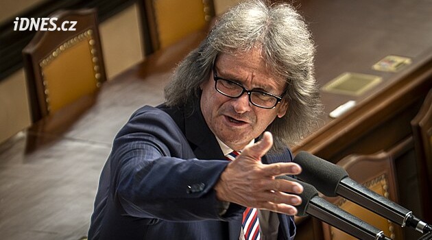 Ševčík se ve Sněmovně utrhl na Šebelovou. Vezměte si menopauzu, vzkázal jí