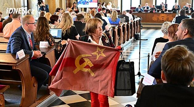 Bir kadın Brno'daki konsey toplantısına Sovyet bayrağıyla geldi