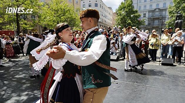 Sudetský sjezd: Pod sochou Jošta se tancuje, hoduje, ale i protestuje