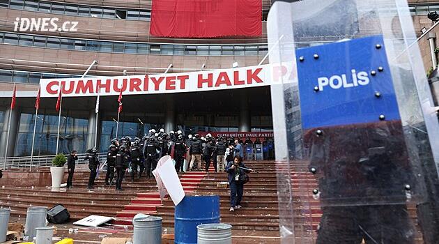 Turecká policie vtrhla do ústředí hlavní opoziční strany. Zavřel se v něm její šéf