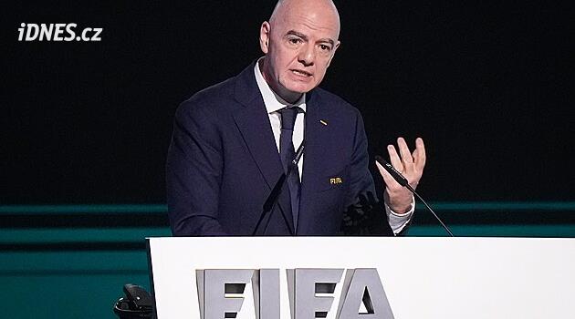 Meditujte, modlete se nebo koukejte na fotbal. Gianni Infantino po MS pálí do kritiků