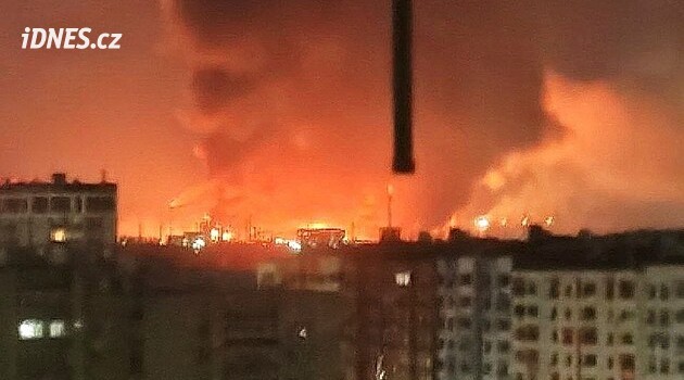 A už zase hoří. Ukrajinci po Zelenského prohlášení udeřili na rafinerii v Rjazani