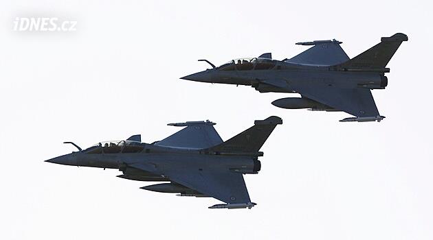 Francie umožní Ukrajině licenční výrobu zbraní, Kyjev nakoupí šestnáct letounů Rafale