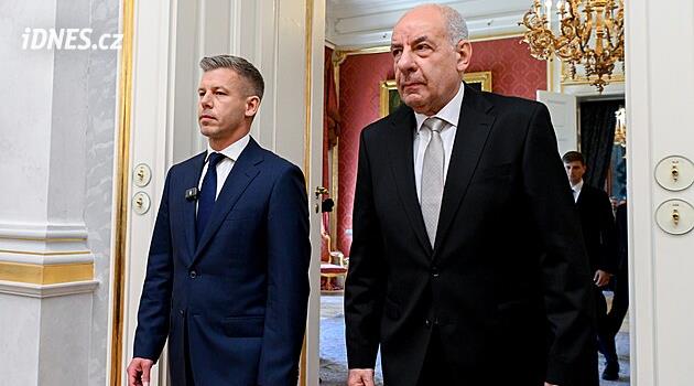 Fidesz přepnul prezidenta na ruční ovládání, tvrdí premiér Magyar