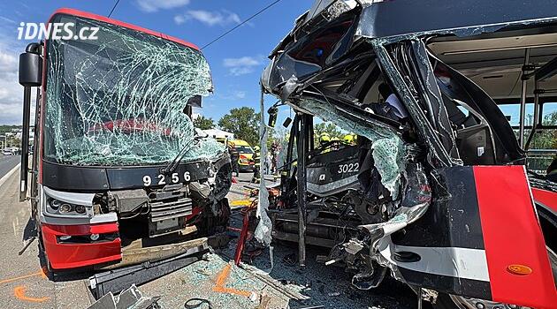 VIDEA TÝDNE: Nehoda autobusu, záchrana v metru a ebola v Česku