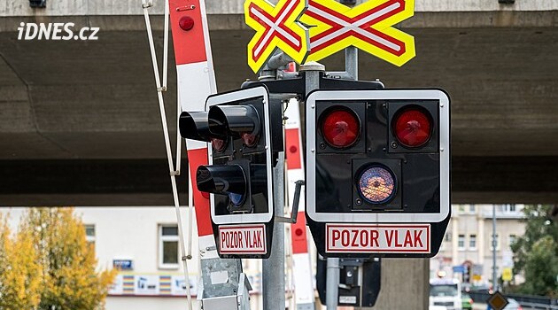 Motorkářka uvázla na přejezdu ve Vendryni mezi závorami, těsně za ní projel vlak