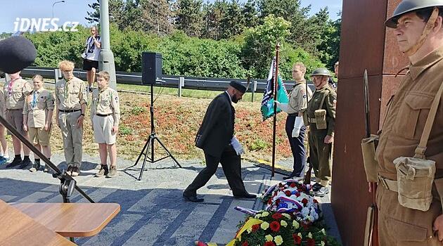 Heydrich suikastının yıldönümünü paraşütçülerin anıtında düzinelerce kişi antı