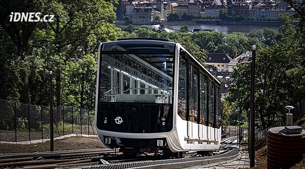 Zaplněná lanovka na Petřín uvázla v půlce trasy, mohl za to výpadek proudu