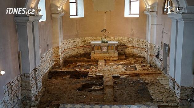 Opava bölgesinde olağanüstü bir keşif: Stěbořice'deki kilisede Romanesk bir papaz evi keşfedildi
