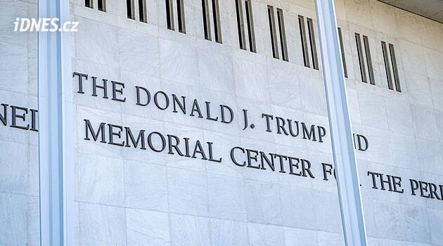 Soud zakázal návrat jeho jména, tak se Trump pomstil: zavřel Kennedyho centrum