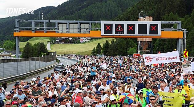 Brennerská dálnice je uzavřená, lidé demonstrují proti jejímu přetížení