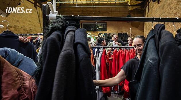 Tiyatroda on krondan binlerce parça kostüm satılıyor