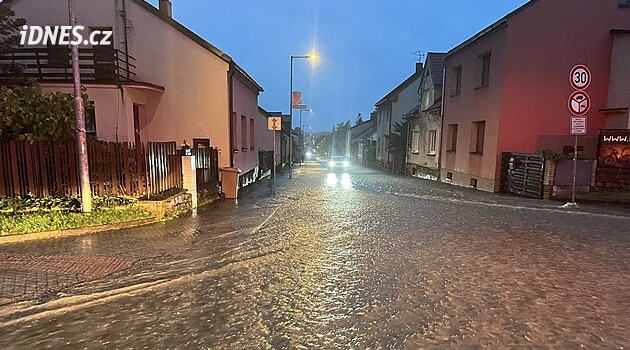 Žďár nad Sázavou'da sağanak yağmur: Kanaldaki bir delikten su döküldü