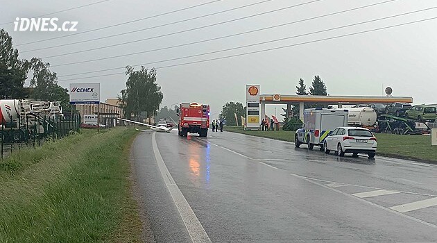 V Havlíčkově Brodě spadl větroň. Pilot při nouzovém přistání narazil do benzínky