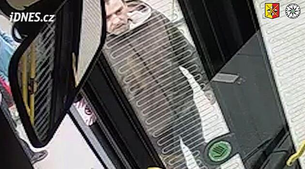 VIDEO: Muž nestihl autobus, ve vzteku pěstí rozbil skleněnou výplň dveří